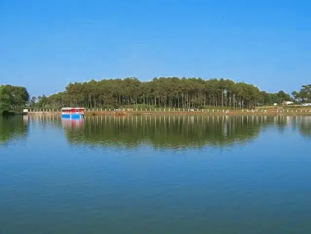 Thadlaskein Lake